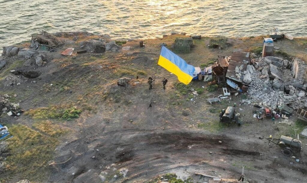 Imagem Ilustrando a Notícia: Ucrânia recaptura ilha no leste do mar negro e ergue bandeira