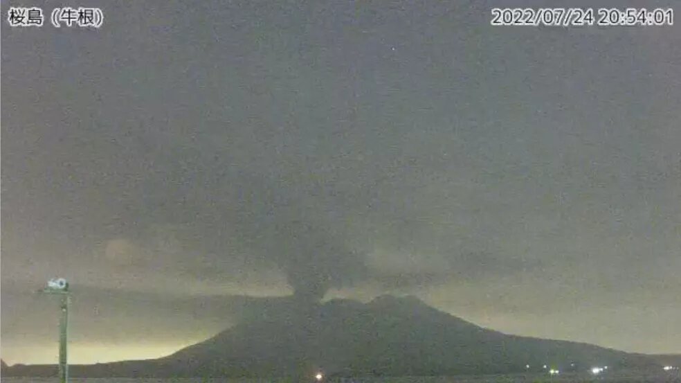 Imagem Ilustrando a Notícia: Vulcão de nível 5 entra em erupção no Japão; Entenda