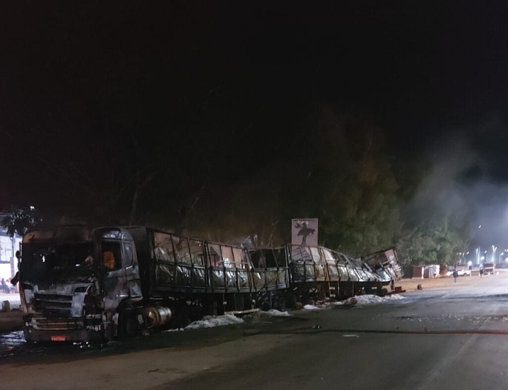 Imagem Ilustrando a Notícia: Caminhão com botijões de gás pega fogo na GO 080, em Nerópolis