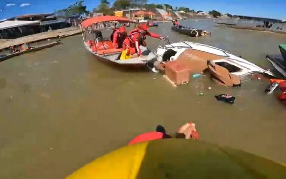 Imagem Ilustrando a Notícia: Saiba por quê canoa naufragou no Rio Araguaia; Bombeiros resgataram 8 pessoas