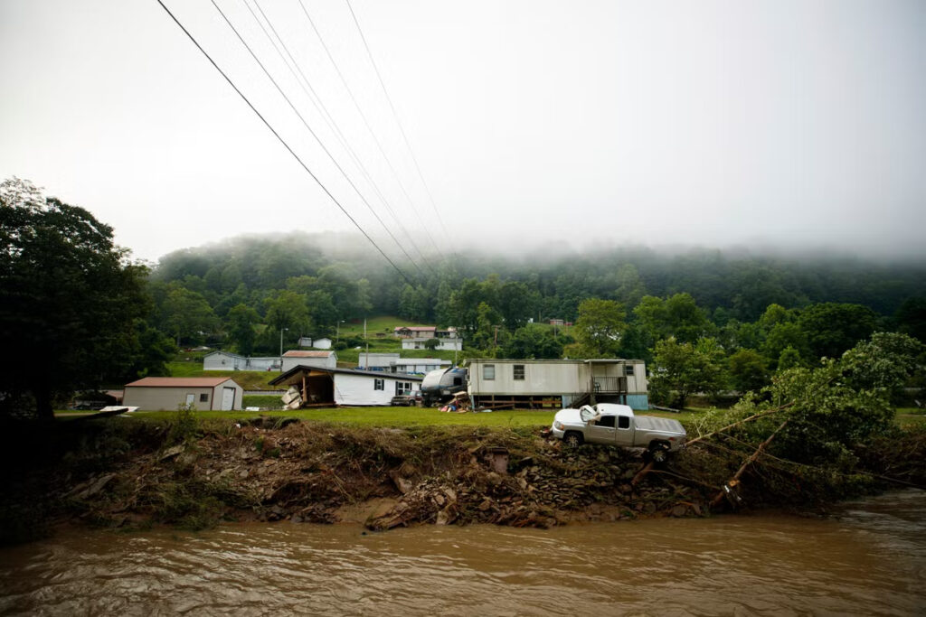 Imagem Ilustrando a Notícia: Enchentes deixam ao menos 44 pessoas desaparecidas nos EUA