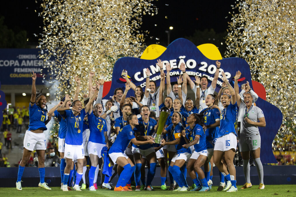 Imagem Ilustrando a Notícia: Brasil derrota a Colômbia e conquista a Copa América Feminina
