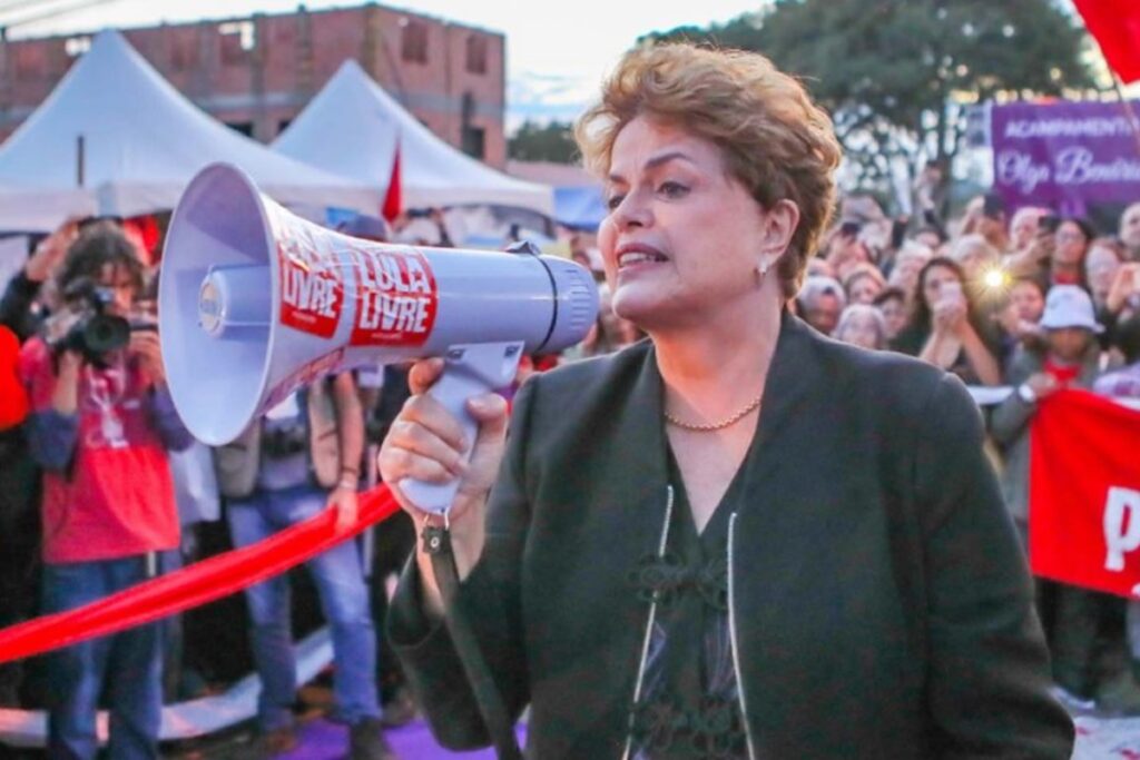Imagem Ilustrando a Notícia: “História não perdoa traição”, diz Dilma após receber elogios de Temer