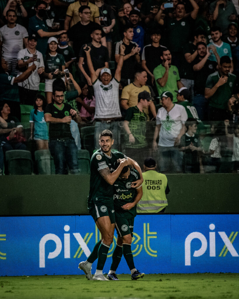 Imagem Ilustrando a Notícia: Com gol de Pedro Raul, Goiás bate Coritiba e volta a vencer na Serrinha