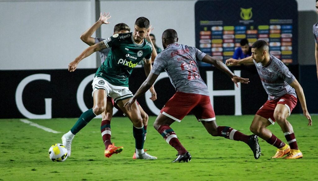 Imagem Ilustrando a Notícia: Goiás é derrotado pelo Fluminense na Serrinha