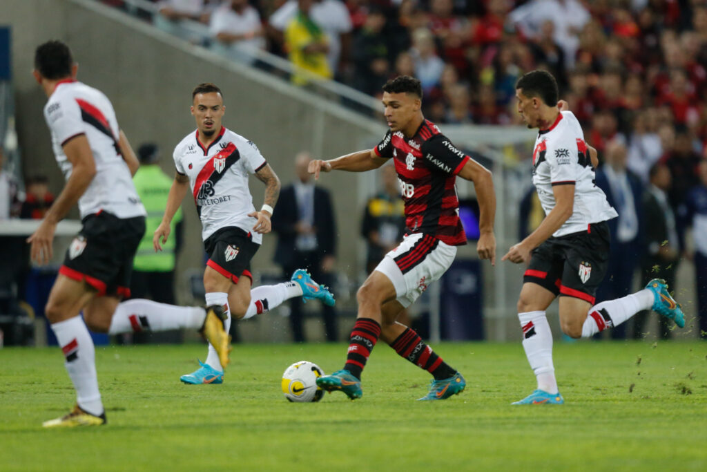Imagem Ilustrando a Notícia: Atlético Goianiense é goleado pelo Flamengo e chega à sexta derrota seguida no Brasileirão