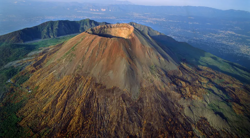 Imagem Ilustrando a Notícia: Turista cai em cratera de vulcão ao tentar recuperar celular após selfie