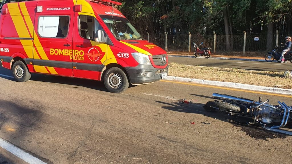Imagem Ilustrando a Notícia: Motociclista morre após bater contra carreta em Catalão