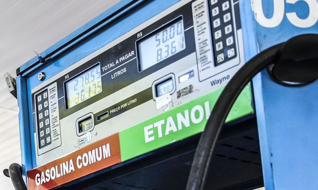 Imagem Ilustrando a Notícia: Pela primeira vez na história, diesel está mais caro que gasolina