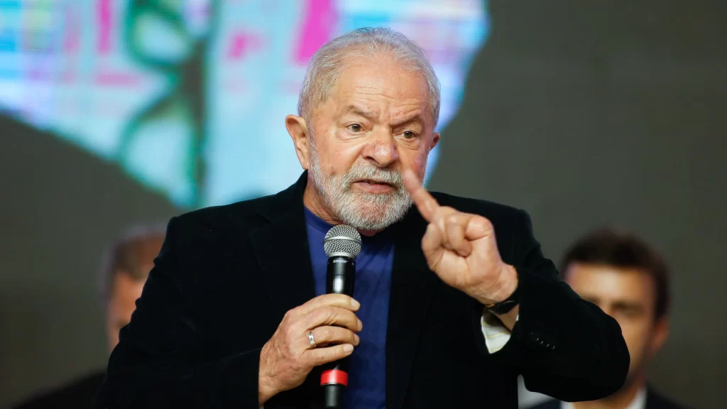 Imagem Ilustrando a Notícia: Lula diz que vai fazer o que Bolsonaro ‘não teve coragem’ e mudará política de preços da Petrobras