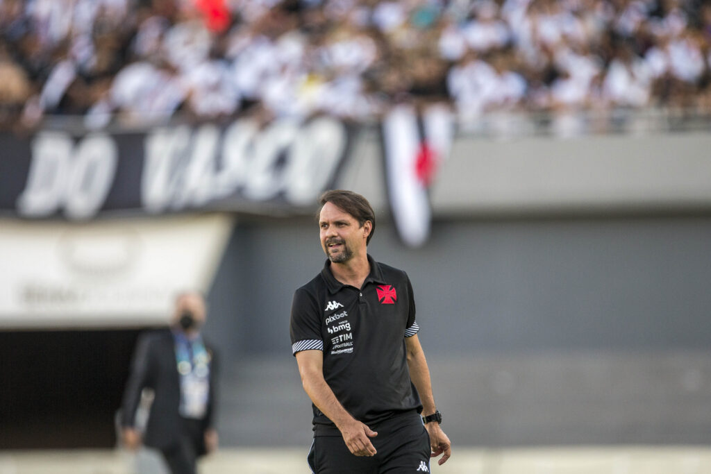 Imagem Ilustrando a Notícia: Após derrota para o Vila Nova, Vasco demite o técnico Maurício Souza