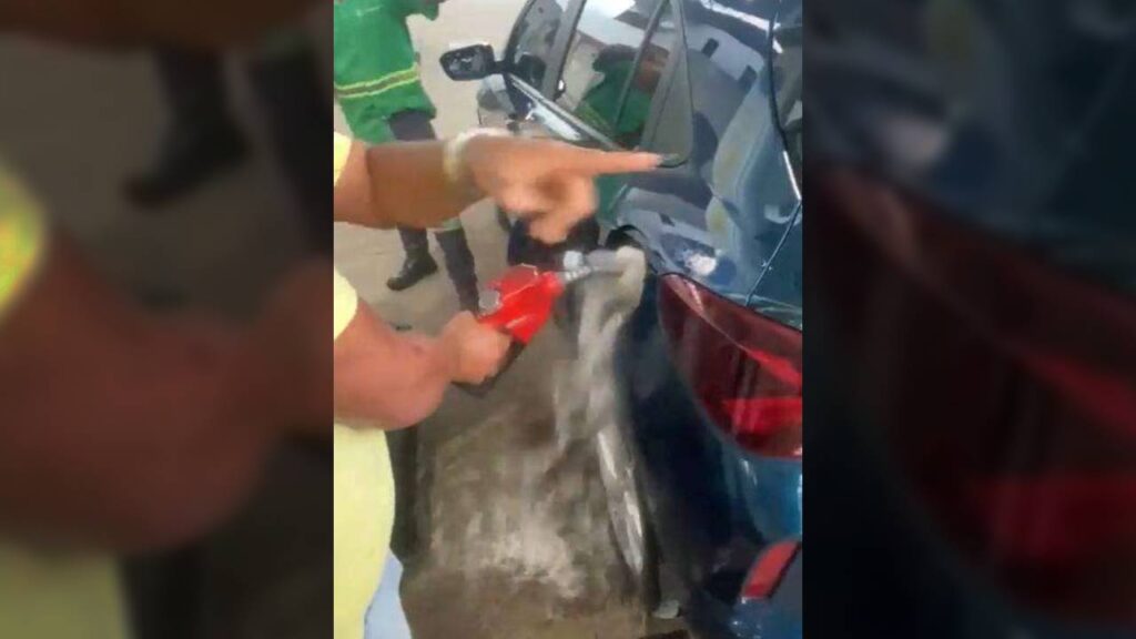 Imagem Ilustrando a Notícia: Vídeo mostra apoiador bolsonarista esbanjando combustível; “Deixa derramar, gasolina abaixou”