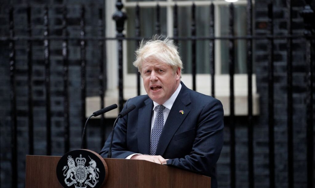 Imagem Ilustrando a Notícia: Após pressão, Boris Johnson renúncia ao cargo de primeiro-ministro britânico