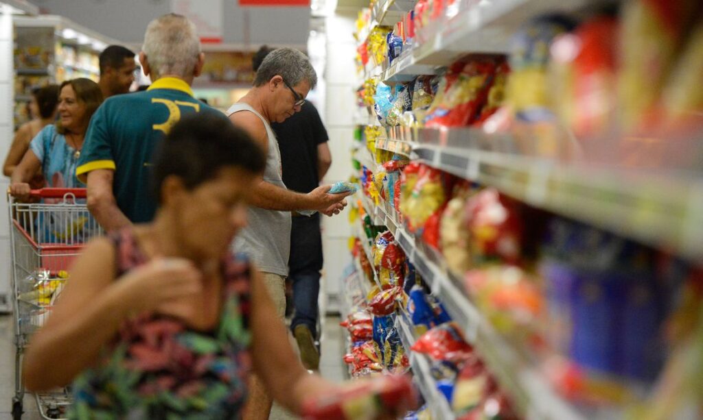 Imagem Ilustrando a Notícia: Inflação: Pesquisa aponta que brasileiros estão substituindo refeições por lanches