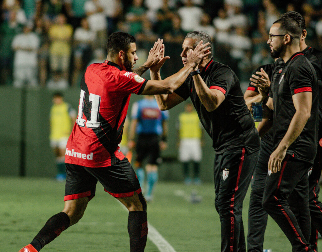 Imagem Ilustrando a Notícia: Jorginho classifica vitória de 3 a 0 do Atlético Goianiense em cima do Goiás como “emblemática”