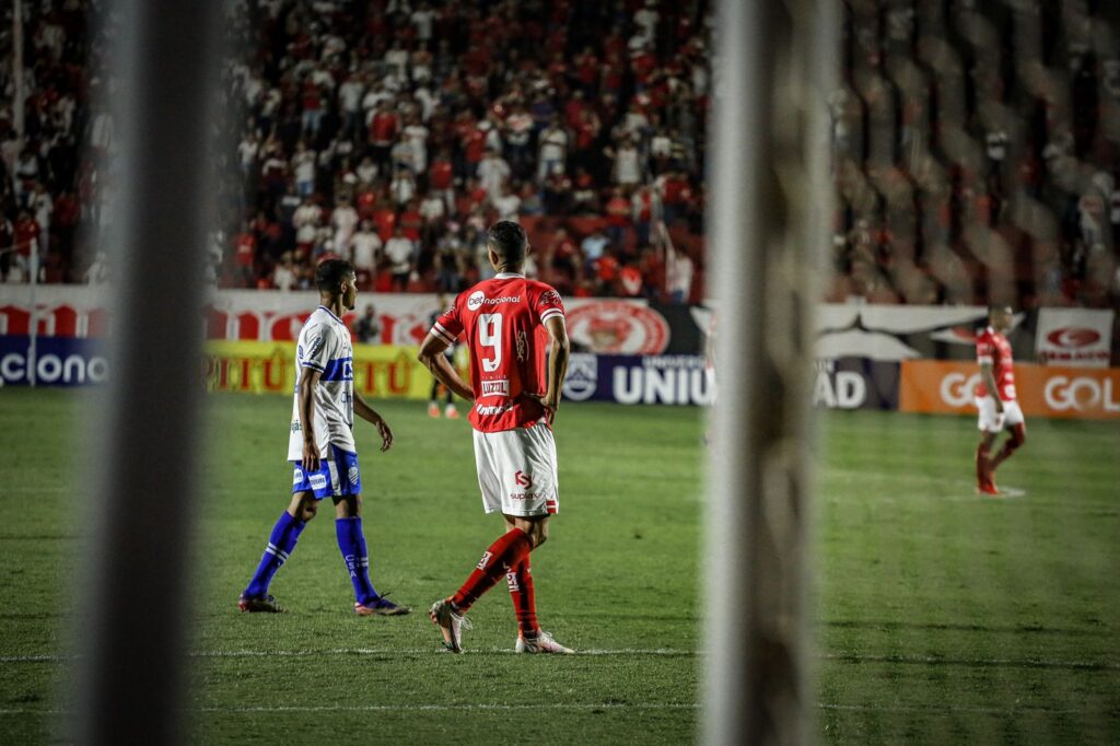 Imagem Ilustrando a Notícia: No OBA, Vila é derrotado pelo CSA e segue na lanterna da Série B