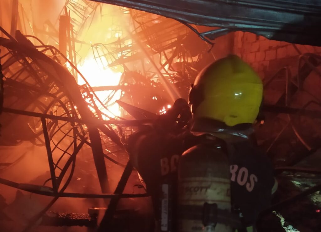 Imagem Ilustrando a Notícia: Loja de peças automotoras em Goiânia pega fogo; Veja o dano