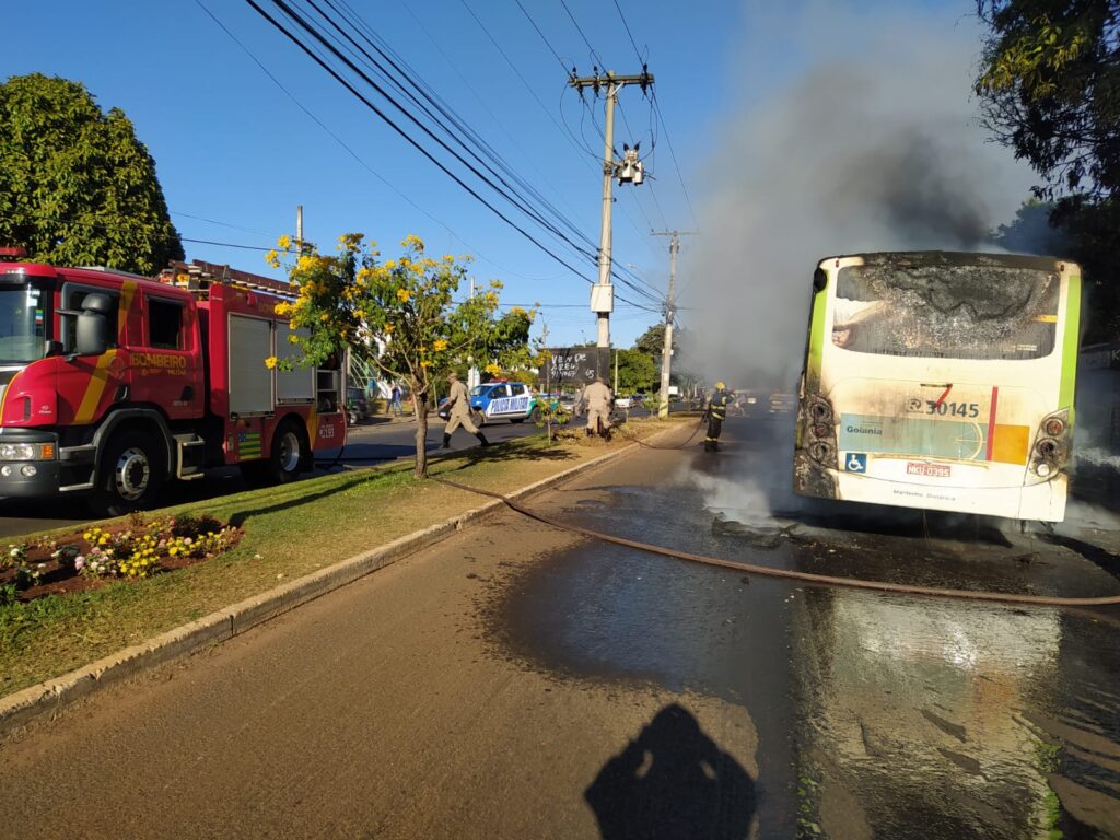 Imagem Ilustrando a Notícia: Ônibus do transporte coletivo pega fogo na Vila Mutirão, em Goiânia