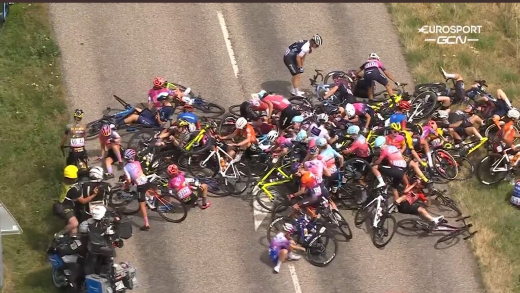 Imagem Ilustrando a Notícia: Ciclistas se embolam e causam acidente com mais de 30 atletas; veja o vídeo