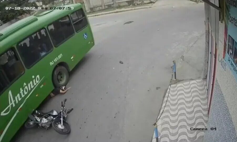 Imagem Ilustrando a Notícia: Após quase ter a cabeça esmagada por ônibus, motoqueiro mostra o estado de capacete; Veja