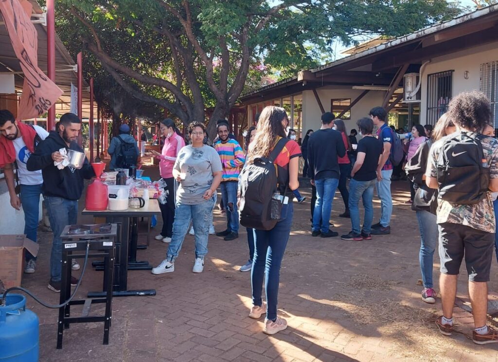 Imagem Ilustrando a Notícia: Alunos da UFG distribuem refeições a céu aberto após RU fechar devido protestos