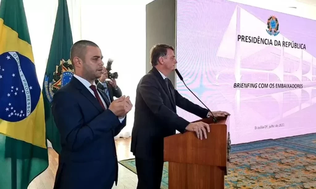 Imagem Ilustrando a Notícia: Youtube volta a derrubar live de Bolsonaro após falas mentirosas e avalia fazer o mesmo em reunião com embaixadores