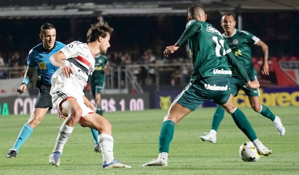 Imagem Ilustrando a Notícia: Em jogo de seis gols no Morumbi, Goiás empata com o São Paulo