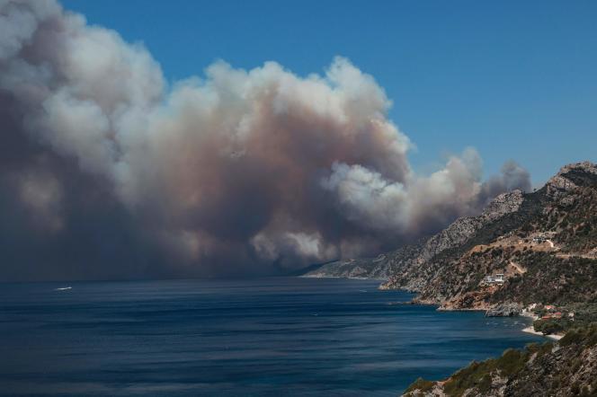Imagem Ilustrando a Notícia: Grécia sofre com incêndios florestais após forte onda de calor