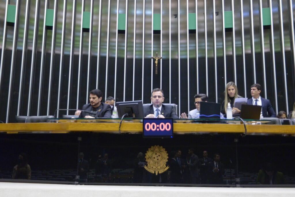 Imagem Ilustrando a Notícia: Congresso aprova LDO sem obrigatoriedade de emendas de relator