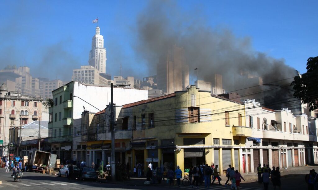 Imagem Ilustrando a Notícia: Incêndio no centro de São Paulo já dura mais de 40 horas; Comerciantes reclamam da fumaça