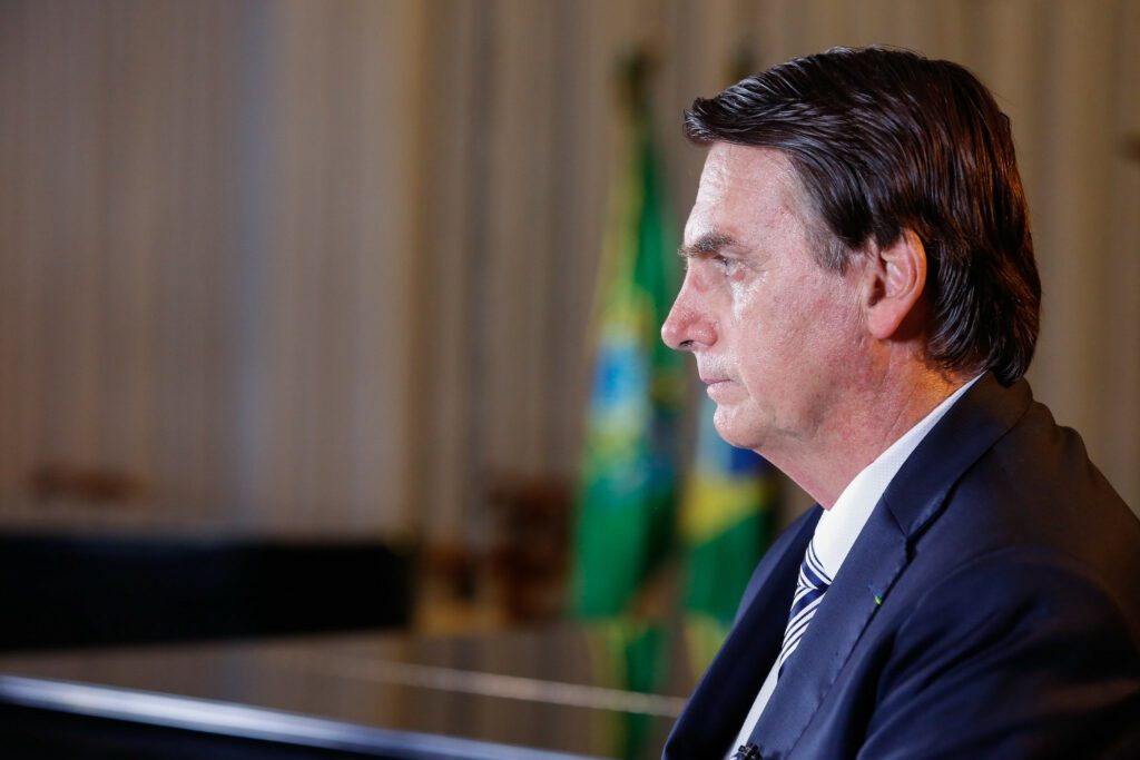 Imagem Ilustrando a Notícia: Bolsonaro usa reunião com embaixadores para repetir suspeitas sobre urnas eletrônicas