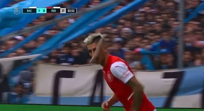 Imagem Ilustrando a Notícia: Vídeo de jogador argentino recebendo ‘peixada’ na cara durante partida viraliza entre torcedores; assista