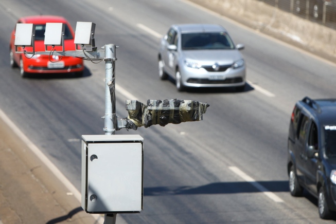 Imagem Ilustrando a Notícia: É crime? Equipamentos usados para travar radares eletrônicos de velocidade são vendidos na web