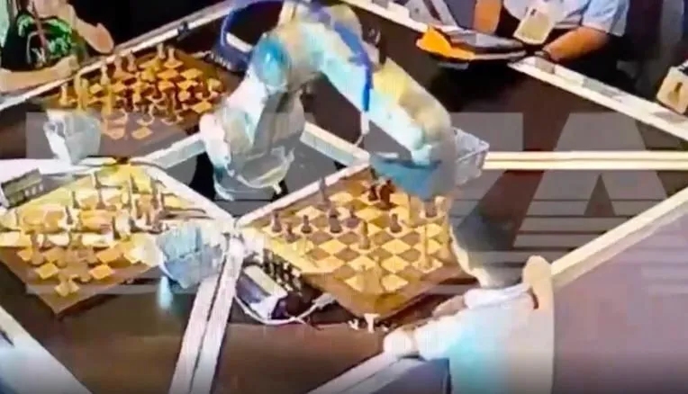 Imagem Ilustrando a Notícia: Robô de xadrez quebra dedo de criança durante partida; veja vídeo