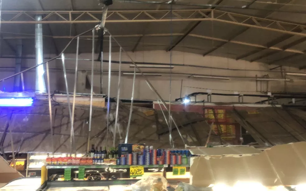 Imagem Ilustrando a Notícia: Teto de supermercado desaba e deixa dois feridos em Anápolis