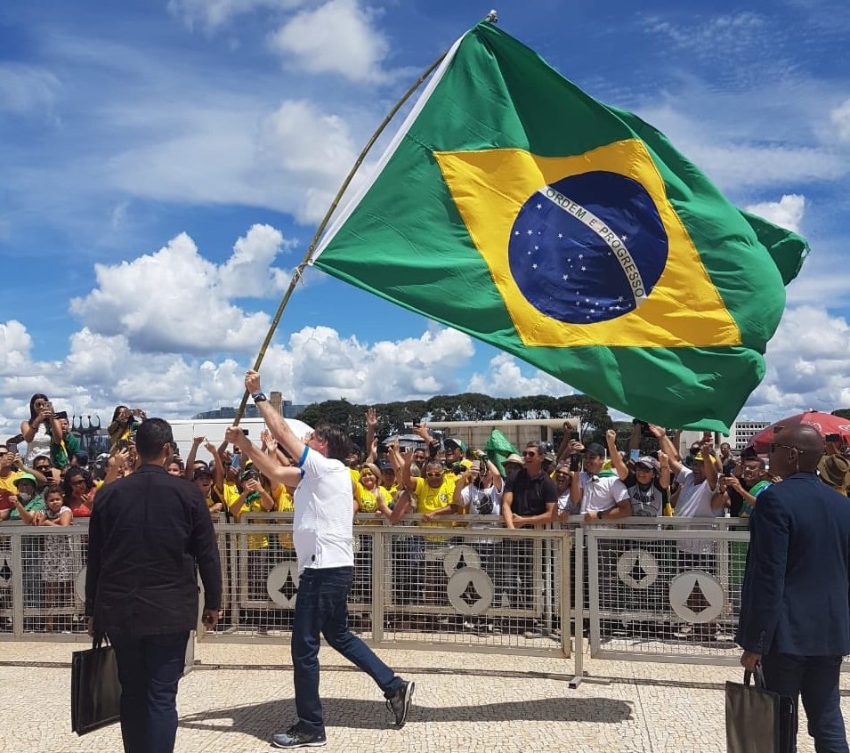 Imagem Ilustrando a Notícia: Juíza alega que bandeira do Brasil é propaganda eleitoral para “um dos lados”; Bolsonaro reage
