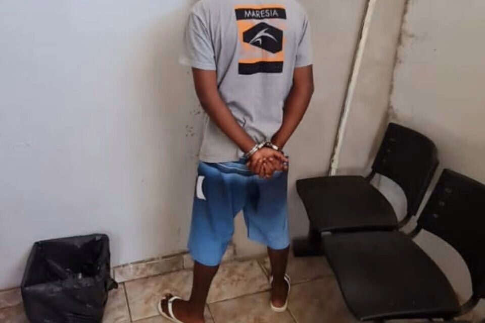 Imagem Ilustrando a Notícia: Jovem de 19 anos é preso em flagrante vendendo drogas, em Anápolis