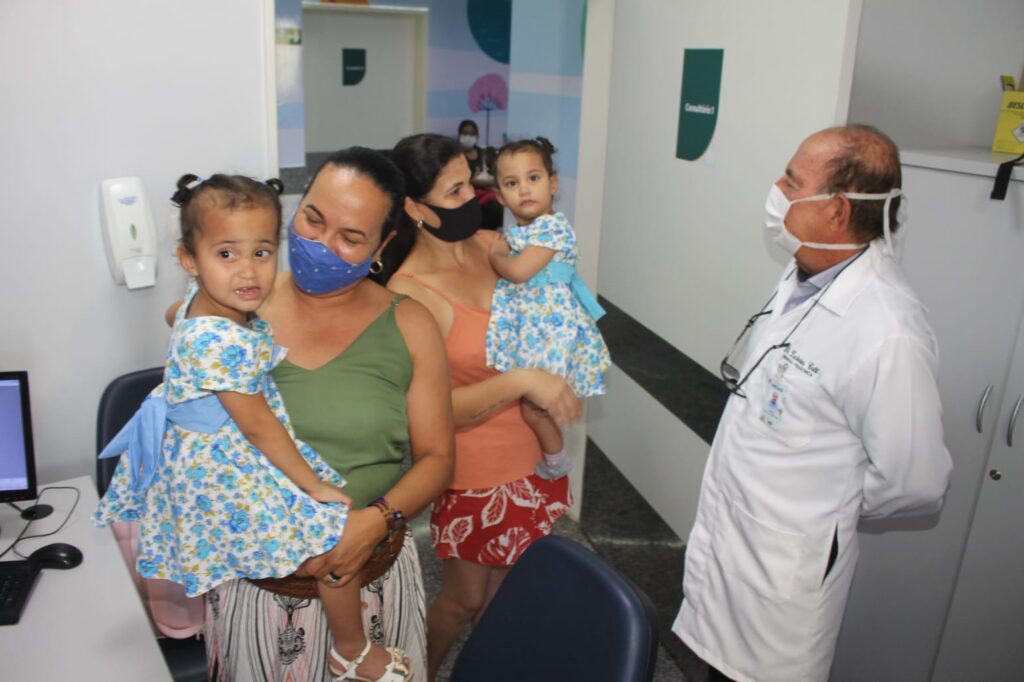 Imagem Ilustrando a Notícia: Após um ano de cirurgia, gêmeas siameses retornam a Goiânia para revisão