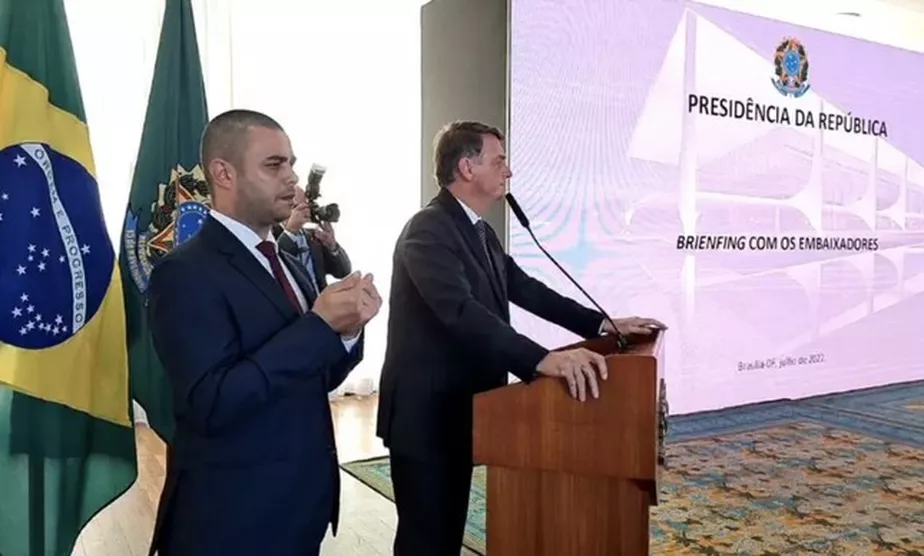 Imagem Ilustrando a Notícia: Após 23 dias, Youtube derruba live de Bolsonaro com embaixadores