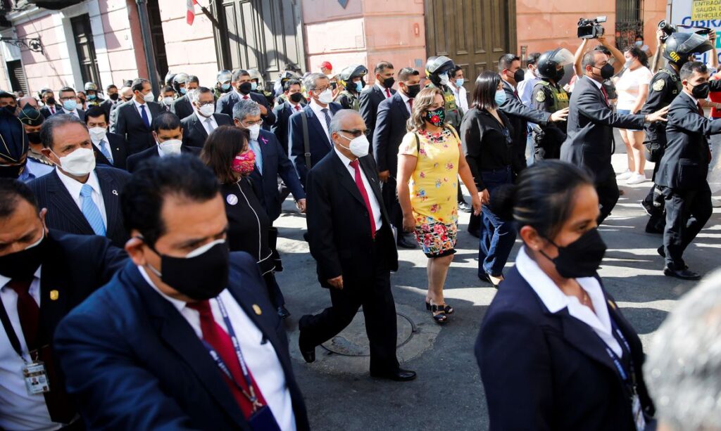 Imagem Ilustrando a Notícia: Primeiro-ministro do Peru renuncia pelo Twitter