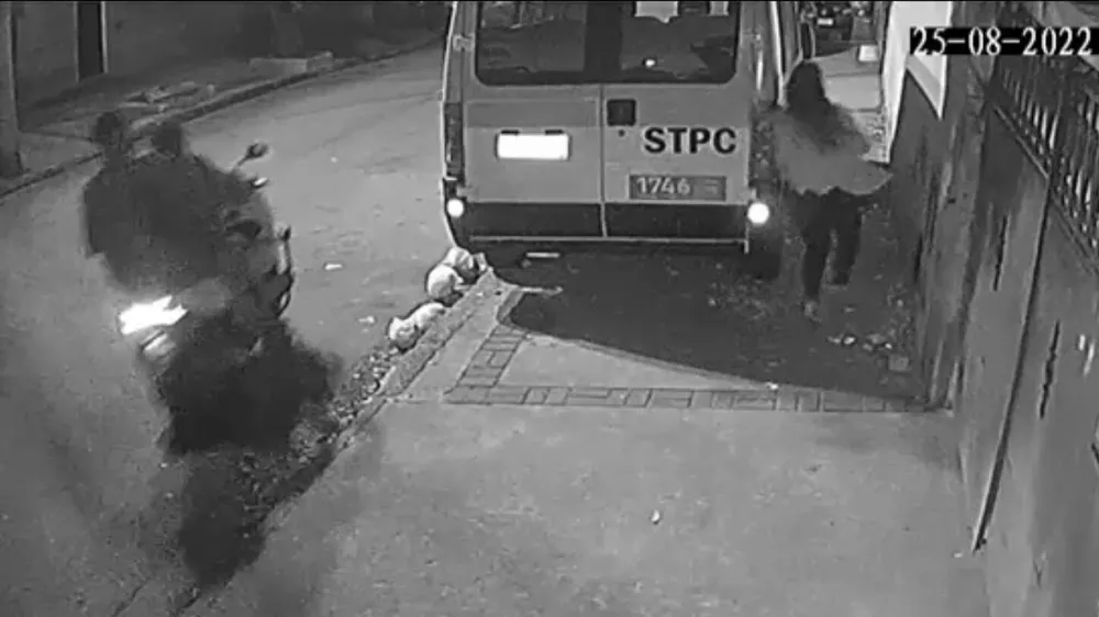 Imagem Ilustrando a Notícia: Mulher se esconde embaixo de van e escapa de assalto; vídeo