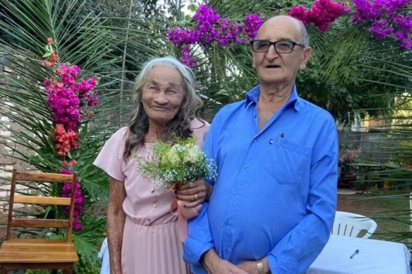 Imagem Ilustrando a Notícia: Idosos de 78 e 92 anos começam a namorar em abrigo de Caçu e se casam