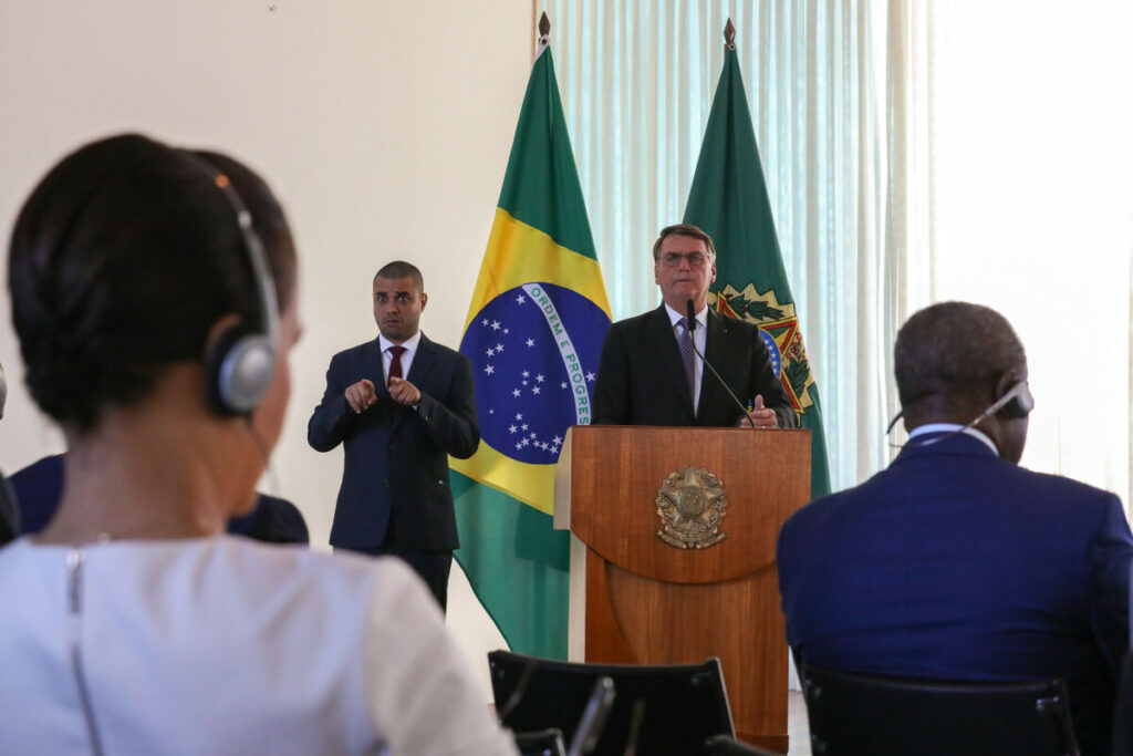 Imagem Ilustrando a Notícia: Bolsonaro tem dois dias para explicar reunião com embaixadores