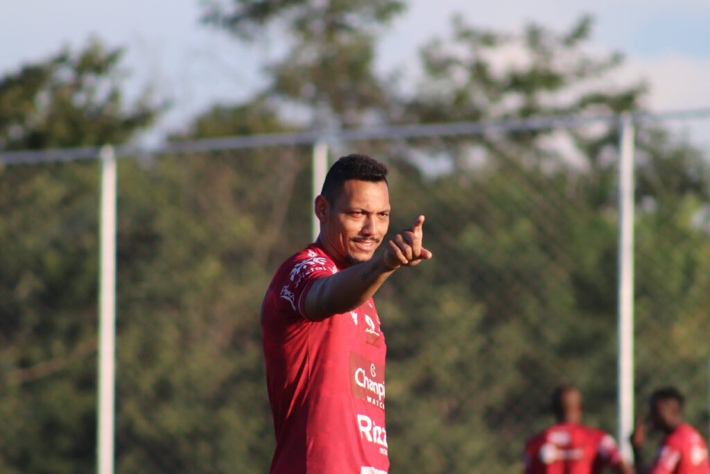 Imagem Ilustrando a Notícia: “Foco total”, diz Alex Silva sobre jogo contra o Londrina