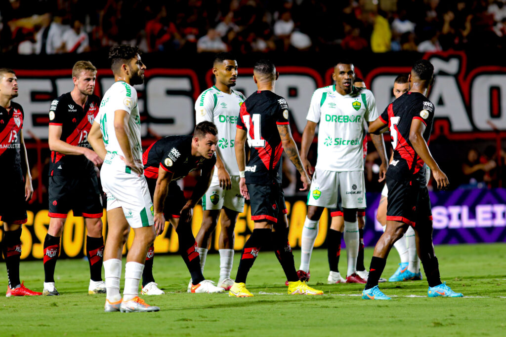 Imagem Ilustrando a Notícia: Em confronto direto, Atlético Goianiense empata com o Cuiabá, no Antônio Accioly