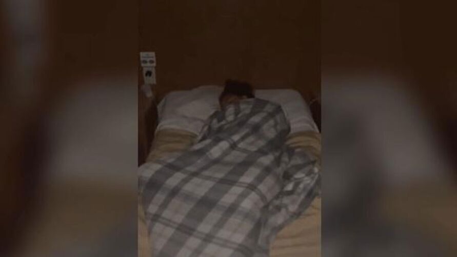 Imagem Ilustrando a Notícia: Vídeo: Turista erra quarto em hotel e dorme na cama de hóspedes