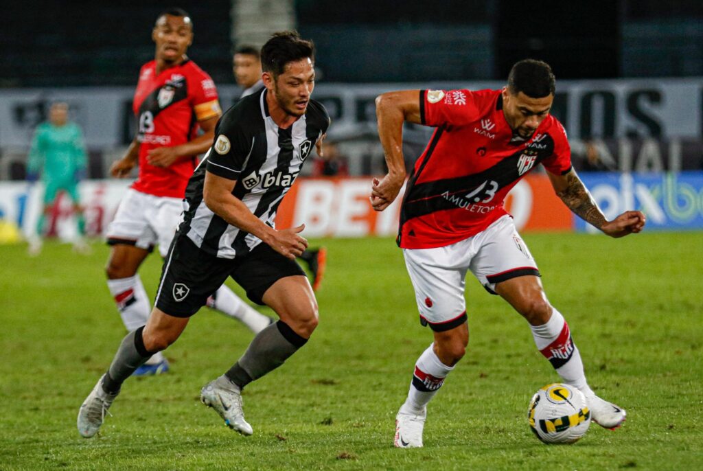 Imagem Ilustrando a Notícia: Com grande atuação de Renan, Atlético Goianiense empata com o Botafogo, fora de casa