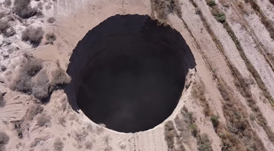 Imagem Ilustrando a Notícia: Chile investiga origem de buraco de 200 metros no Atacama