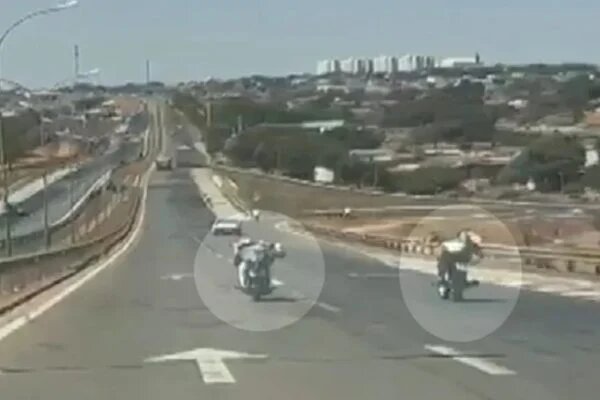 Imagem Ilustrando a Notícia: Motoqueiros são flagrados pilotando deitados e em zigue-zague na BR-153, em Anápolis