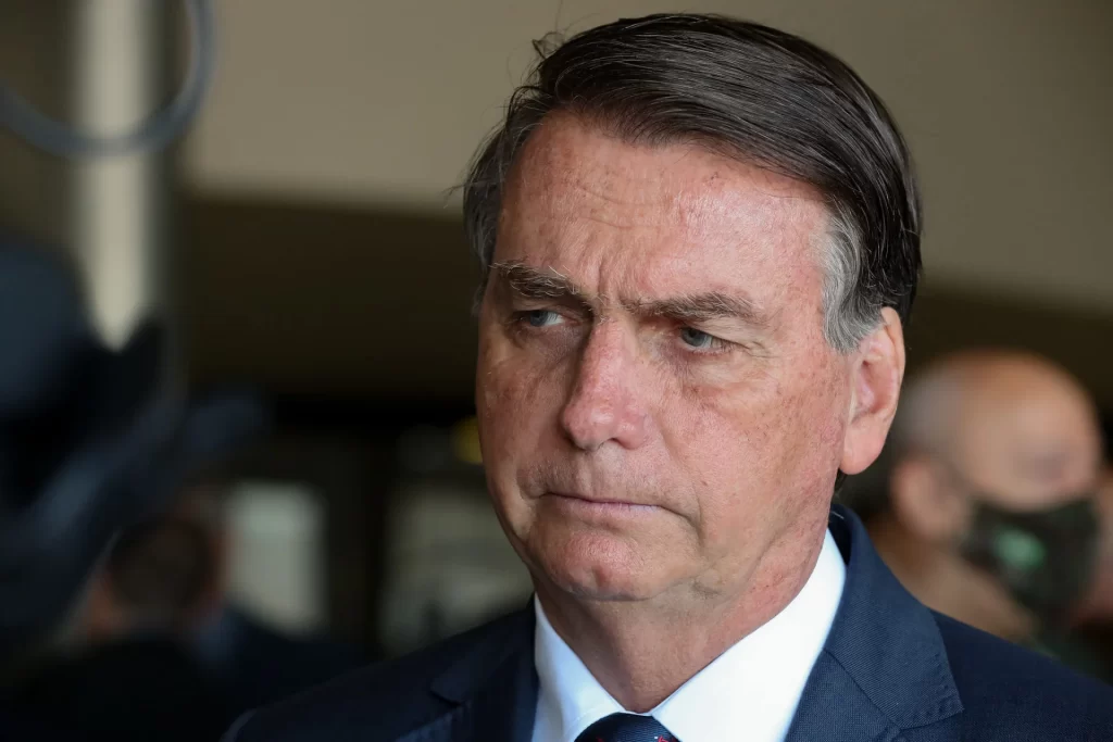 Imagem Ilustrando a Notícia: Bolsonaro diz que pagará auxílio de R$ 600 com verba de venda de estatais